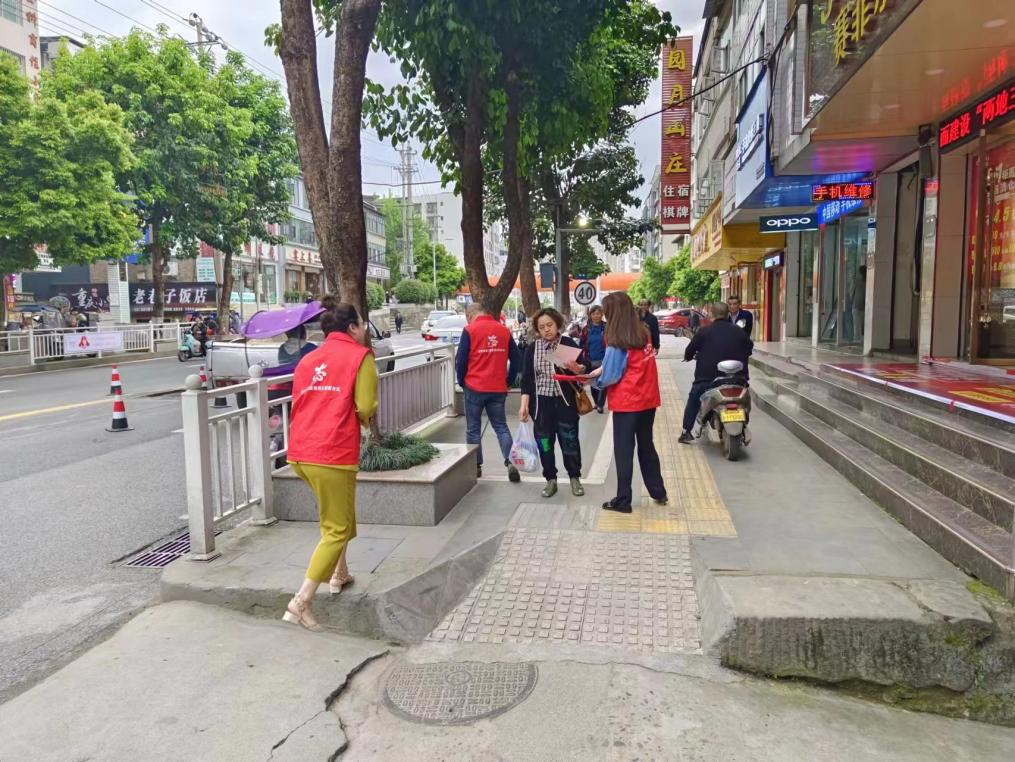 巴中市秦巴農(nóng)業(yè)融資擔(dān)保股份有限公司開展“創(chuàng)建文明城市，傳遞文明理念”主題創(chuàng)文宣傳活動